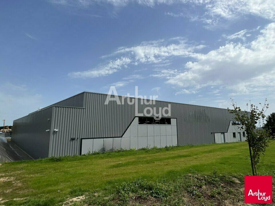 Location local d''activites 1290 m² divisibles à partir de 300 m²