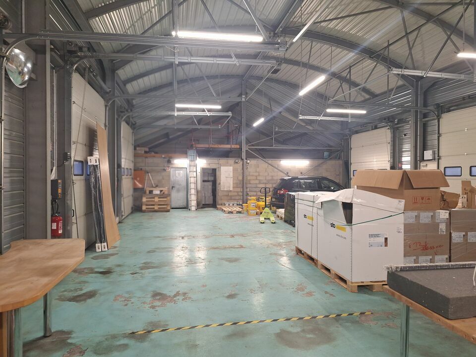 Location local d''activites 410 m² divisibles à partir de 90 m²
