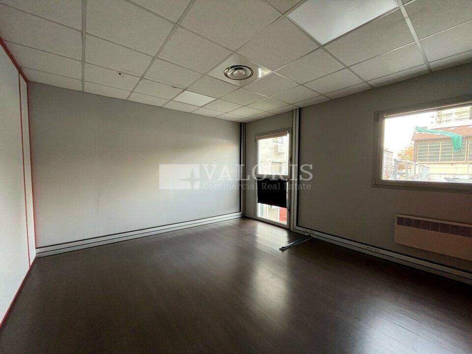 Valoris Real Estate vous propose à la location des plateaux en état d'usage déjà cloisonnés, câblés et climatisés. Facilement relié au pôle multimodal de la Part Dieu ces locaux sont situés dans un parc tertiaire agréable. 