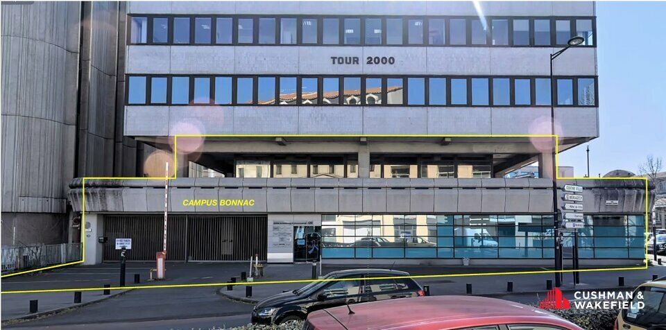 Quartier Mériadeck, proche de l'Hôtel de Région, une surface d'environ 1 115 m² de bureaux en R+1 à louer 