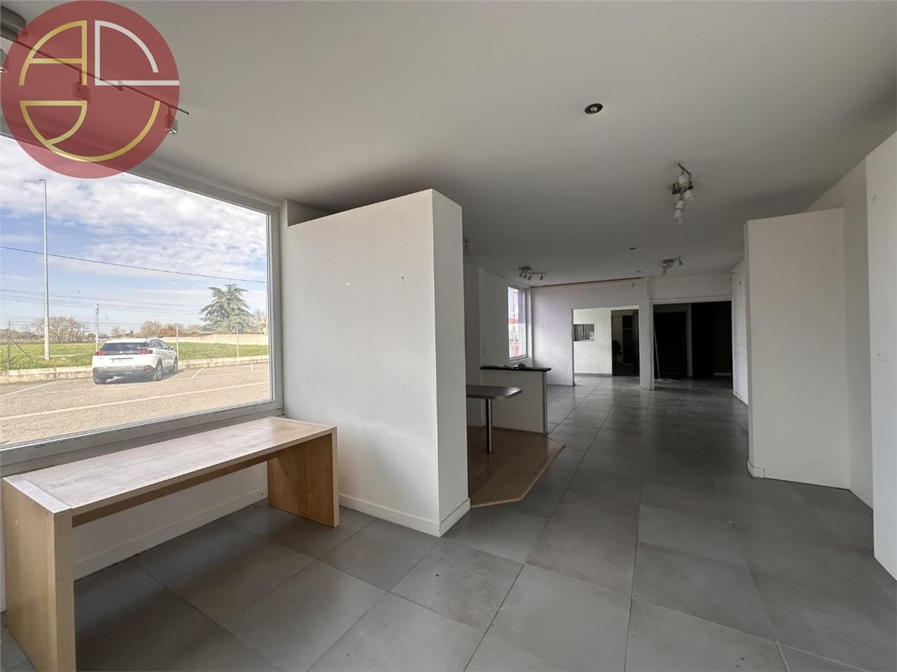 Location local 420 m² à PINS-JUSTARET