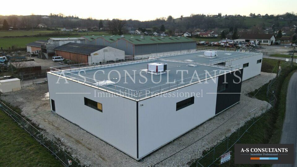 A louer, avant-pays Savoyard (38490), 10 minutes accès autoroute A 43 (sortie Les Abrêts), 1 heure de Lyon, 25 minutes de Chambéry, entrepôt artisanal ou de stockage de 731 m² avec bureaux aménagés - et mezzanine, accès gros porteurs, parkings.