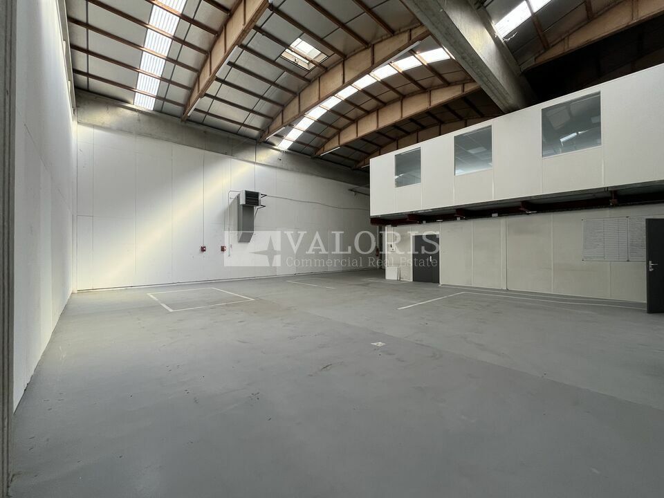Location local d''activites 1962 m² divisibles à partir de 206 m²