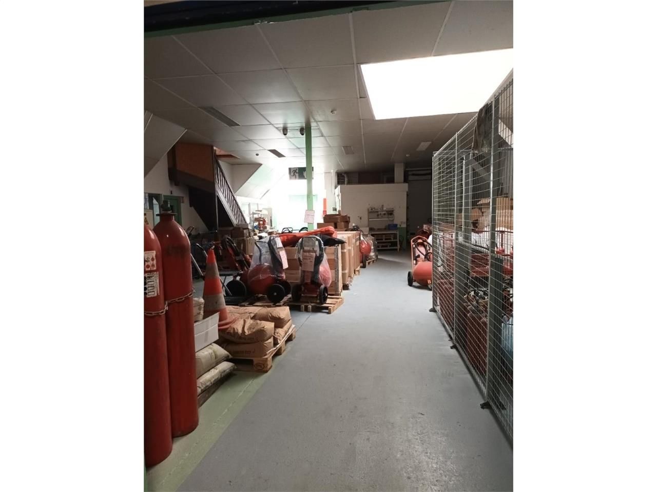 Location local d''activites 700 m² non divisibles