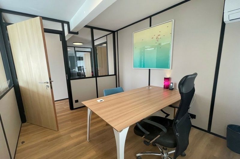 Bureaux rénovés dans une résidence sécurisée. 