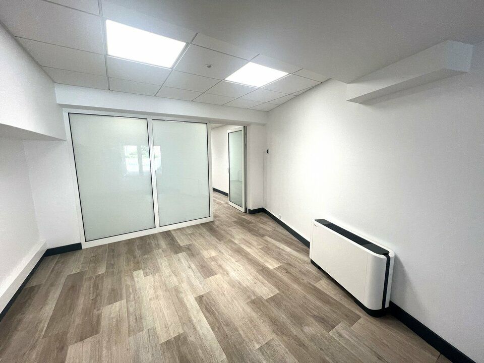 TOURS HYPER CENTRE BUREAUX A LOUER 31 M² CONVIVIAL FUN FACILITIES