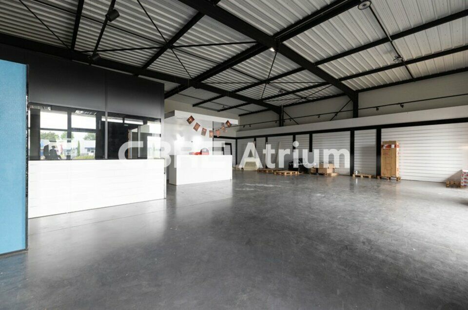 Location local commercial - 374 m²