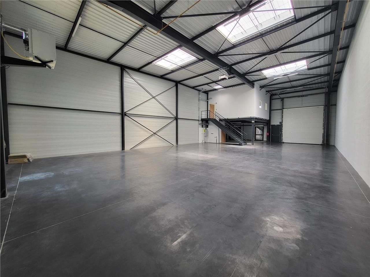 Location local 357 m² à Saint-Priest