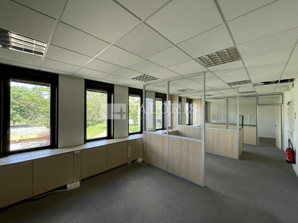 VALORIS REAL ESTATE vous propose à la location des bureaux à Dardilly de 450m²divible à partir de 99m².