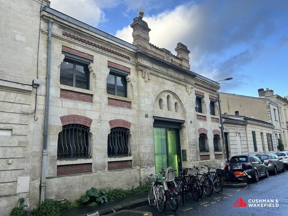 CHARTRONS, IMMEUBLE EN PIERRE À LOUER DE 677 M² EN R+1