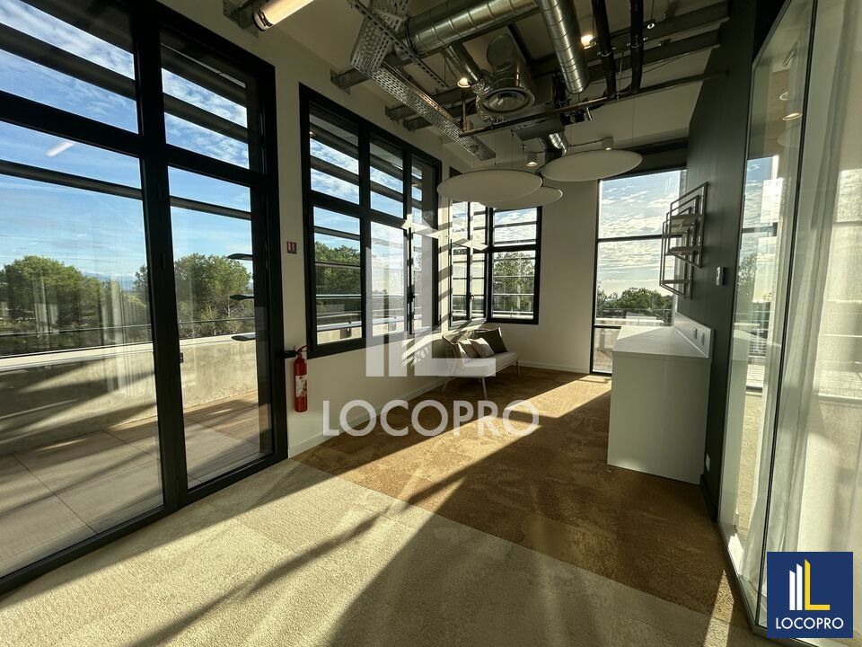A LOUER - BUREAUX EN CENTRE D'AFFAIRES - SOPHIA ANTIPOLIS 