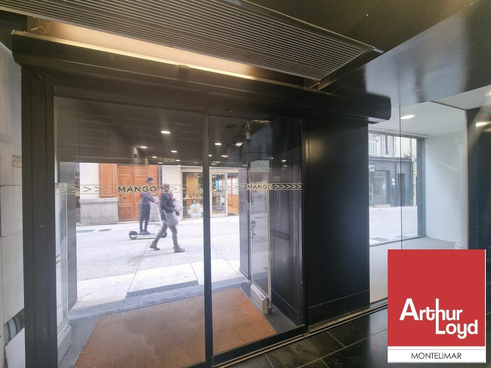 MONTÉLIMAR - CENTRE-VILLE - EMPLACEMENT N°1 - RUE PASSANTE - A LOUER LOCAL COMMERCIAL DE 250 m2