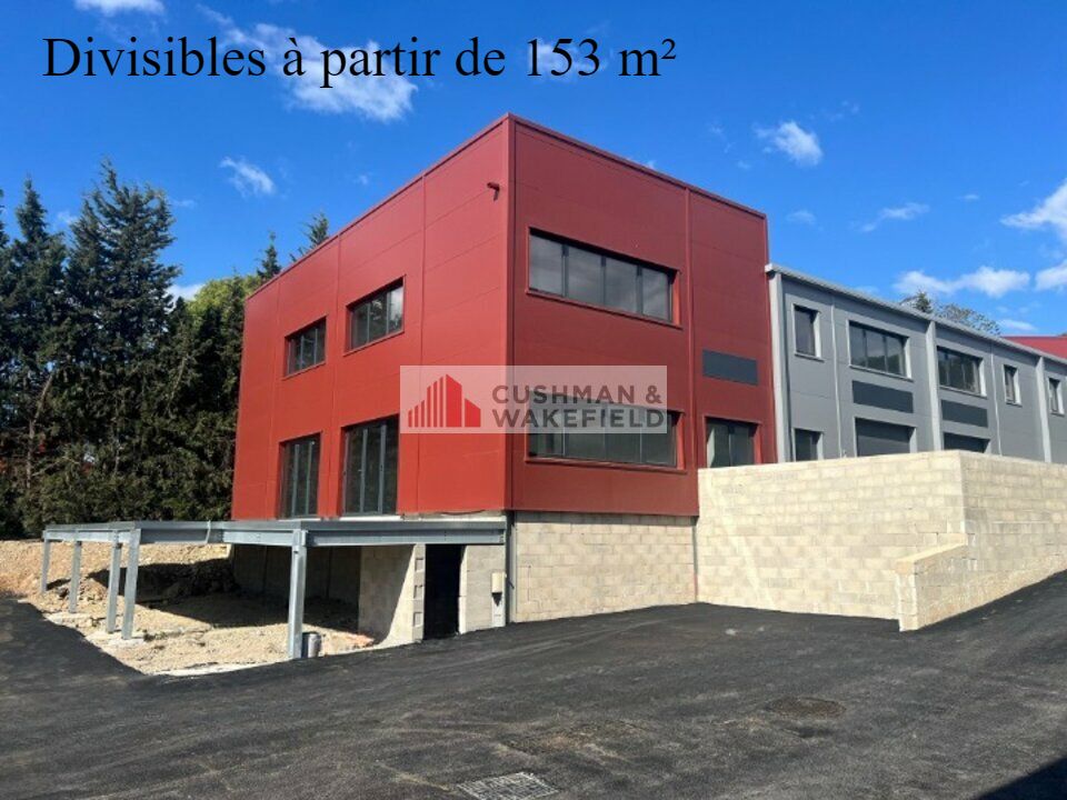 Location local d''activites 2461.3 m² divisibles à partir de 153 m²