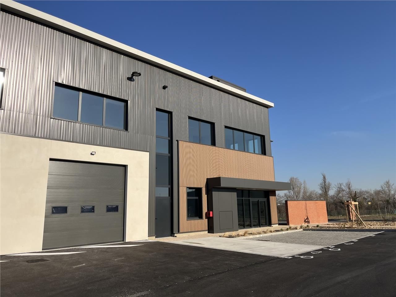 Location local 2001 m² à Saint-Priest