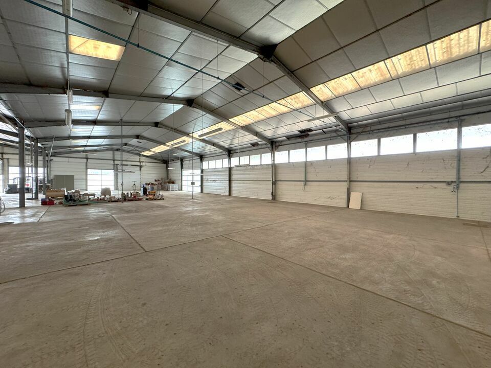 Location local d''activites 2032 m² non divisibles