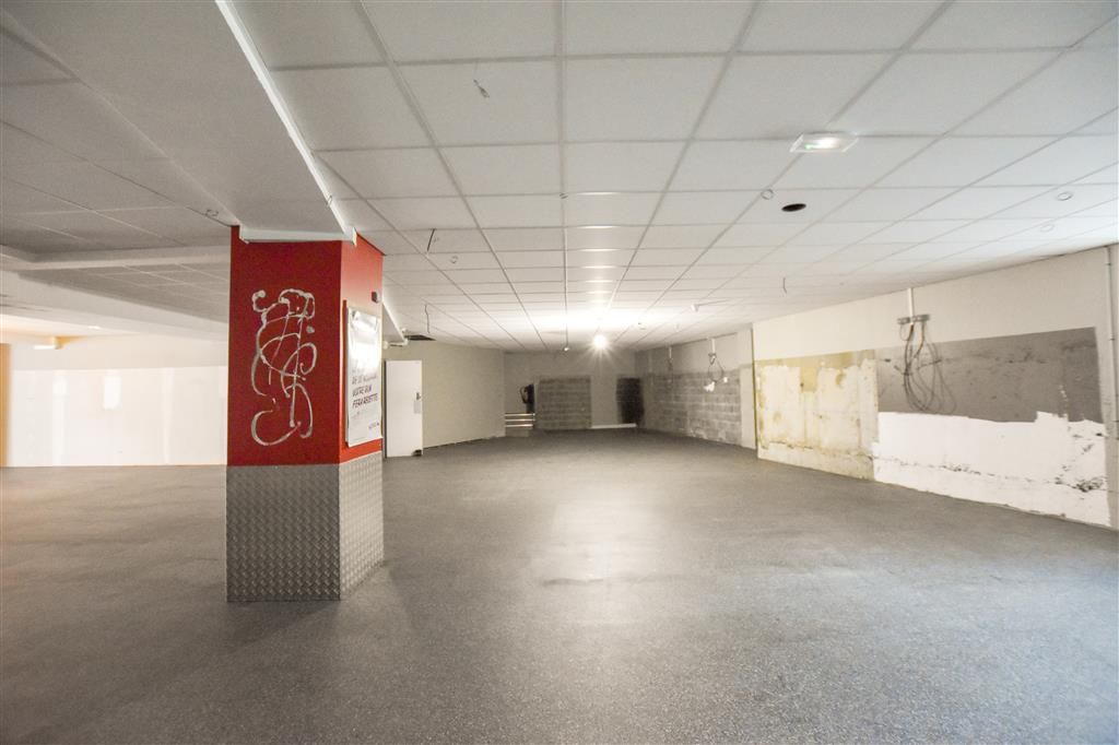 Location local commercial 352 m² non divisibles