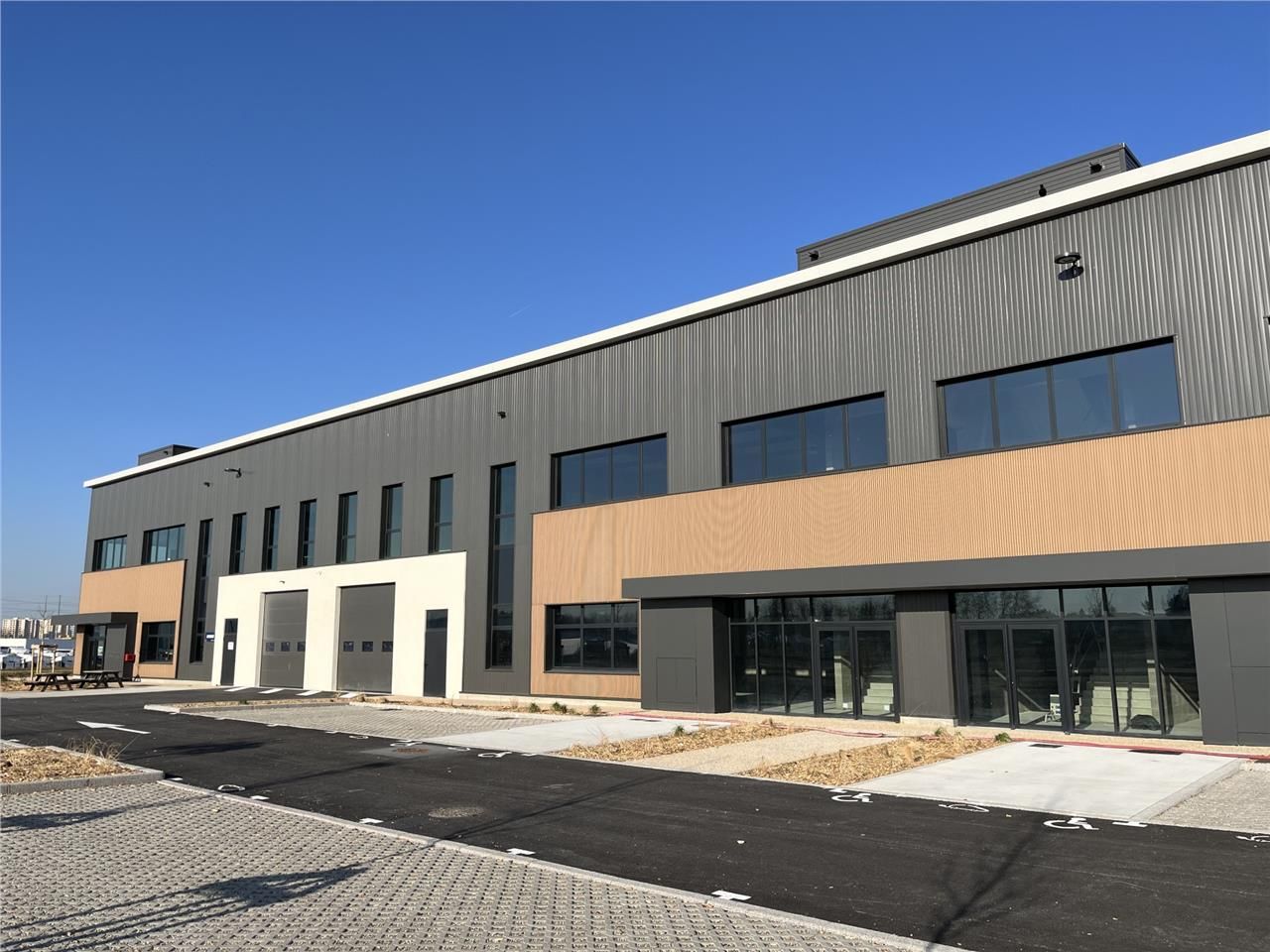 Location local 657 m² à Saint-Priest