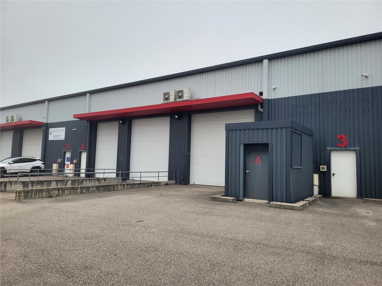 Location local 1136 m² à Saint-Quentin-Fallavier