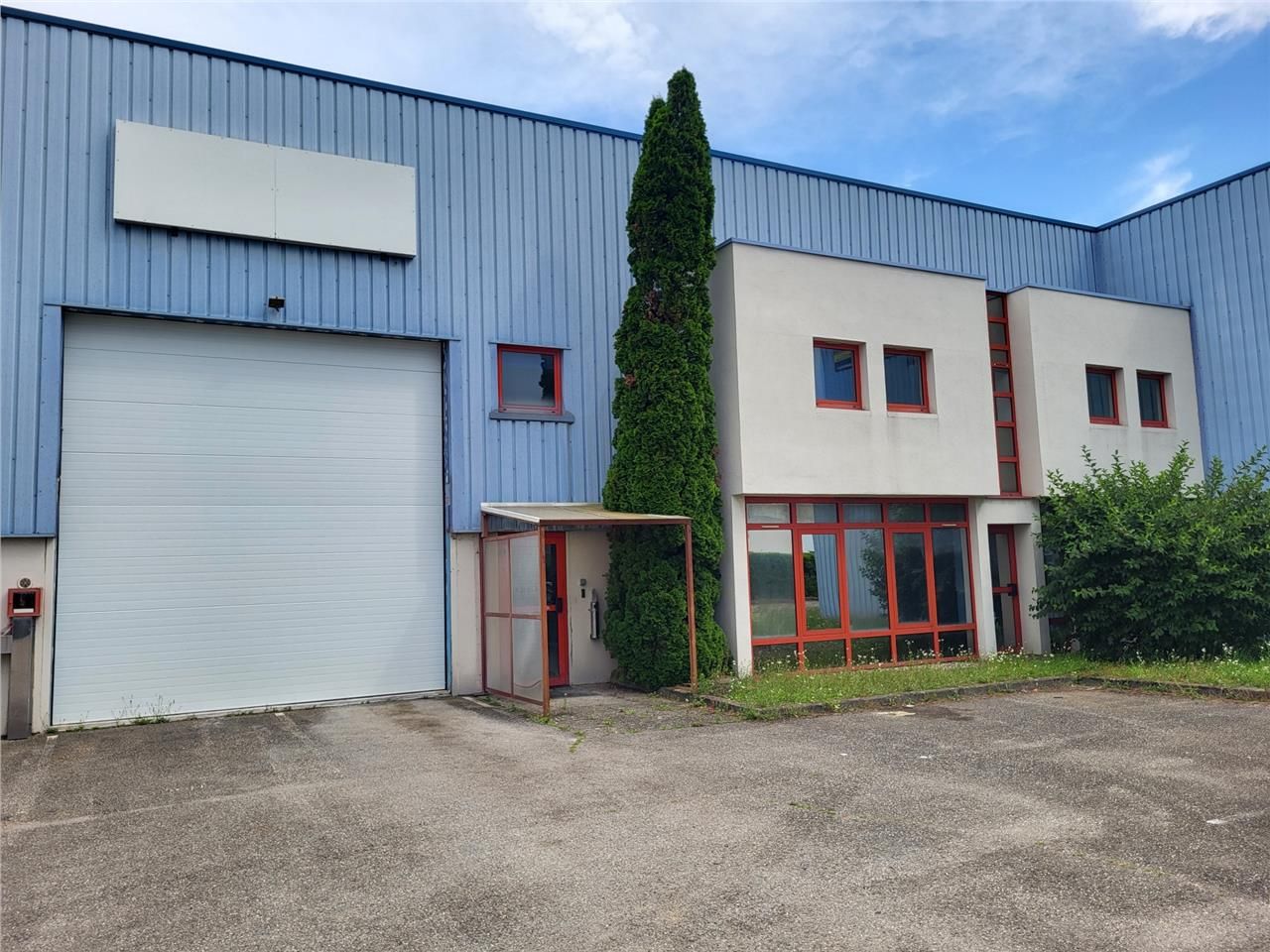 Location local 308 m² à Genas