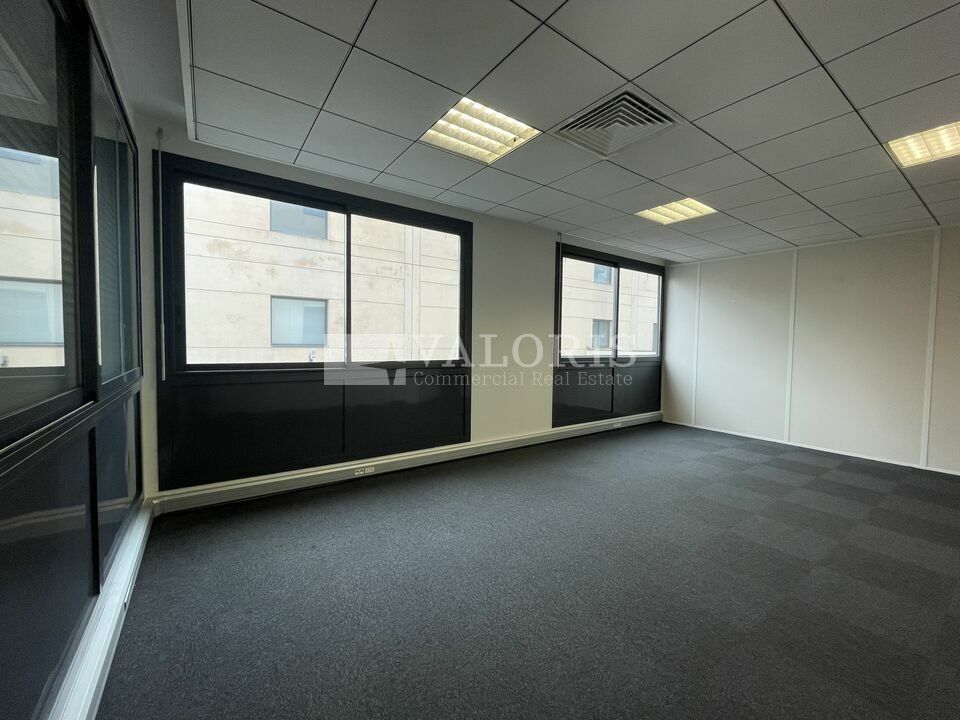 340 m² de bureaux à louer dans l'est Lyonnais, bénéficiant de belles prestations. Entrée sécurisée par la rue du Progrès. Proches de l'aéroport de Lyon-Bron et des autoroutes A 42 et A 43.