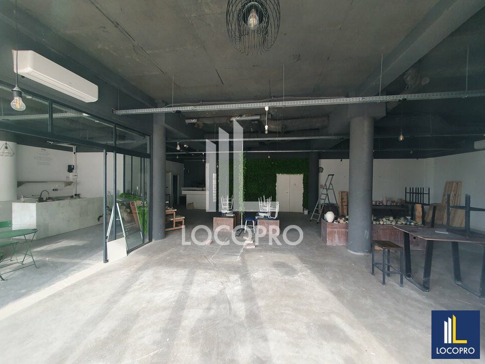 Location local commercial 296.45 m² non divisibles