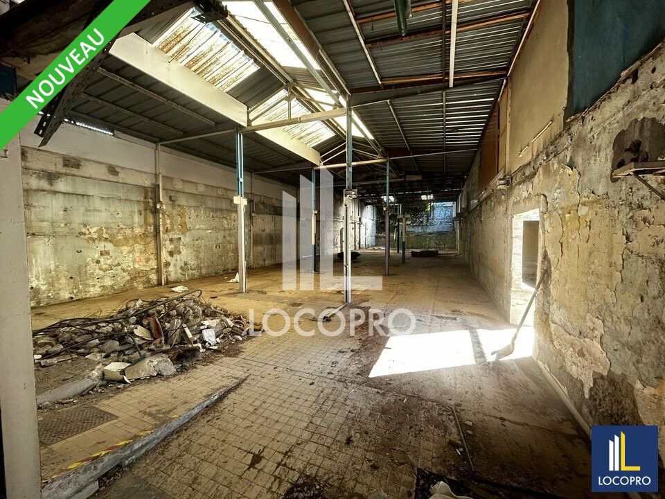 A VENDRE - LOCAUX D'ACTIVITÉS - ENVIRON 1466 M2, 330 M2 exterieur+ 8 parkings