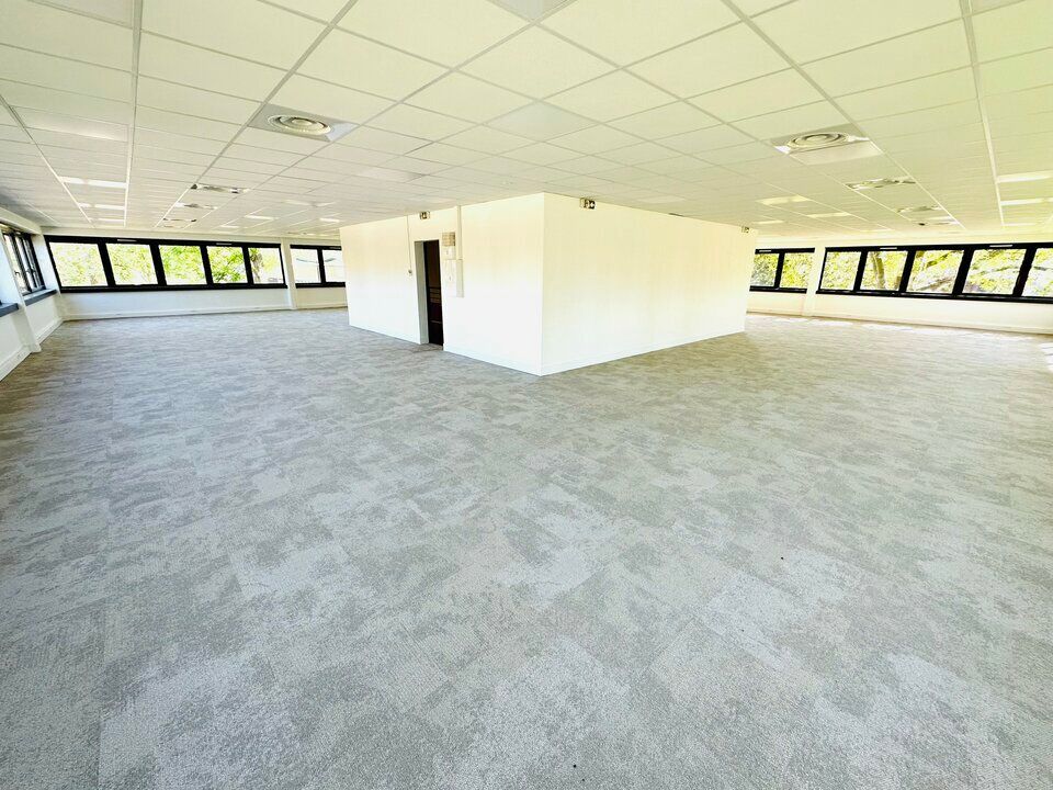 BUREAUX à LOUER de 396m² divisibles