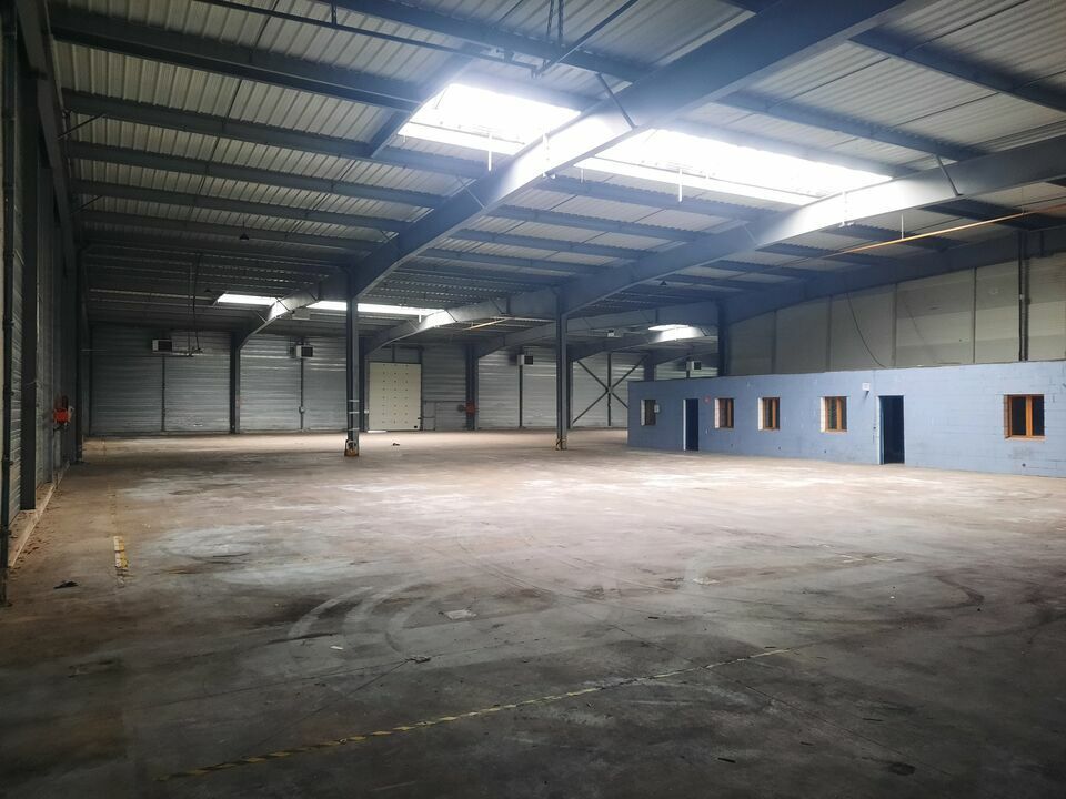 Local de stockage à louer d'environ 2500m² 