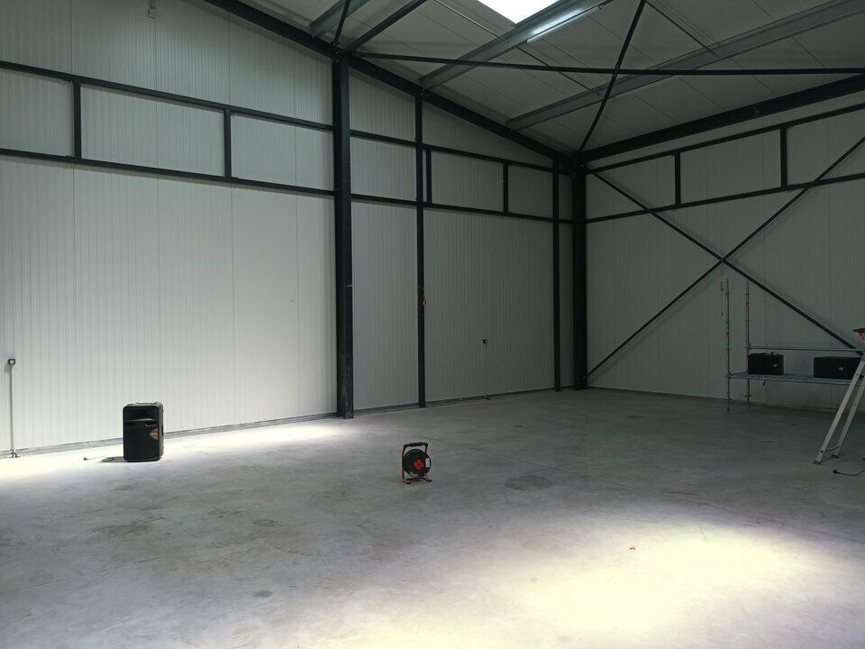 A 5 KM DU NEUBOURG SUR AXE PASSANT.