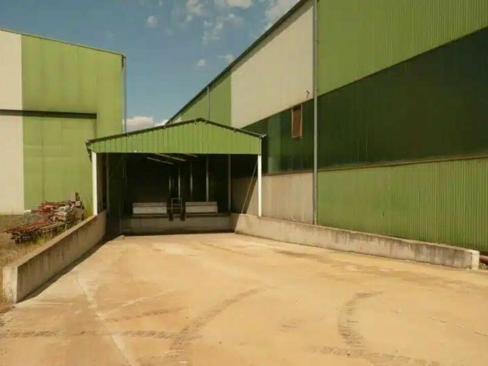 Location local d''activites 1665 m² non divisibles