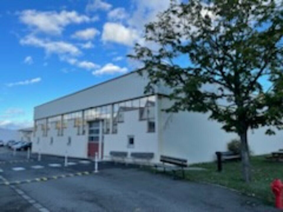 Location local d''activites 800 m² non divisibles