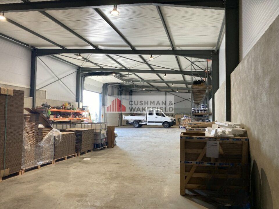 VERGEZE - LOCAL D'ACTIVITE / BUREAUX A VENDRE