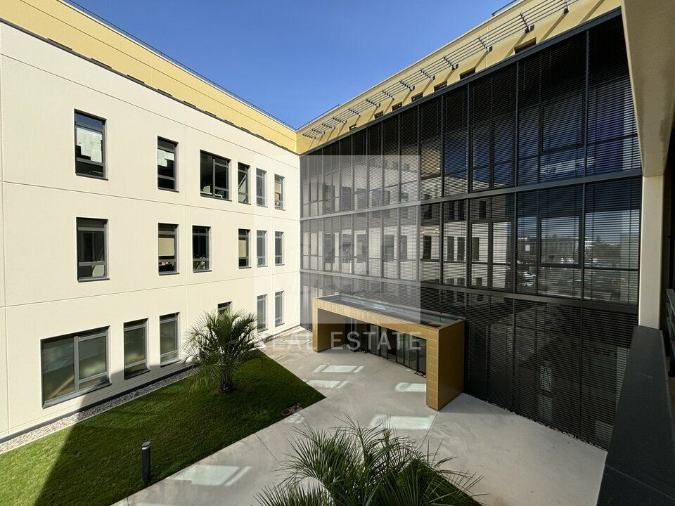 Location bureaux 3729.9 m² divisibles à partir de 219.8 m²