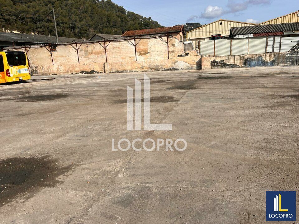 A LOUER LOCAL D'ACTIVITÉ D'ENVIRON 3 289 M² AVEC UN TERRAIN EXTÉRIEUR CLÔTURÉ DE 3 407 M² ET 700 M² DE PARKING EN FAÇADE.