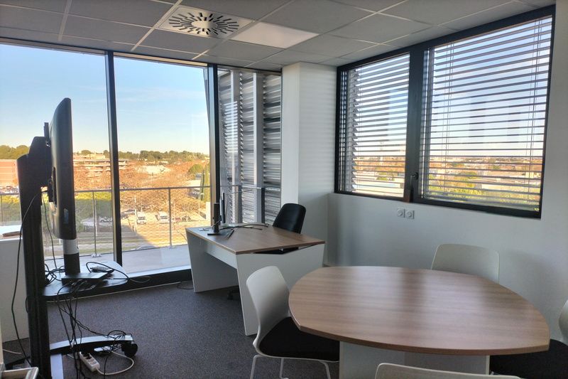 Bureaux aménagés et cloisonnés, à louer, dans un immeuble de haut standing 