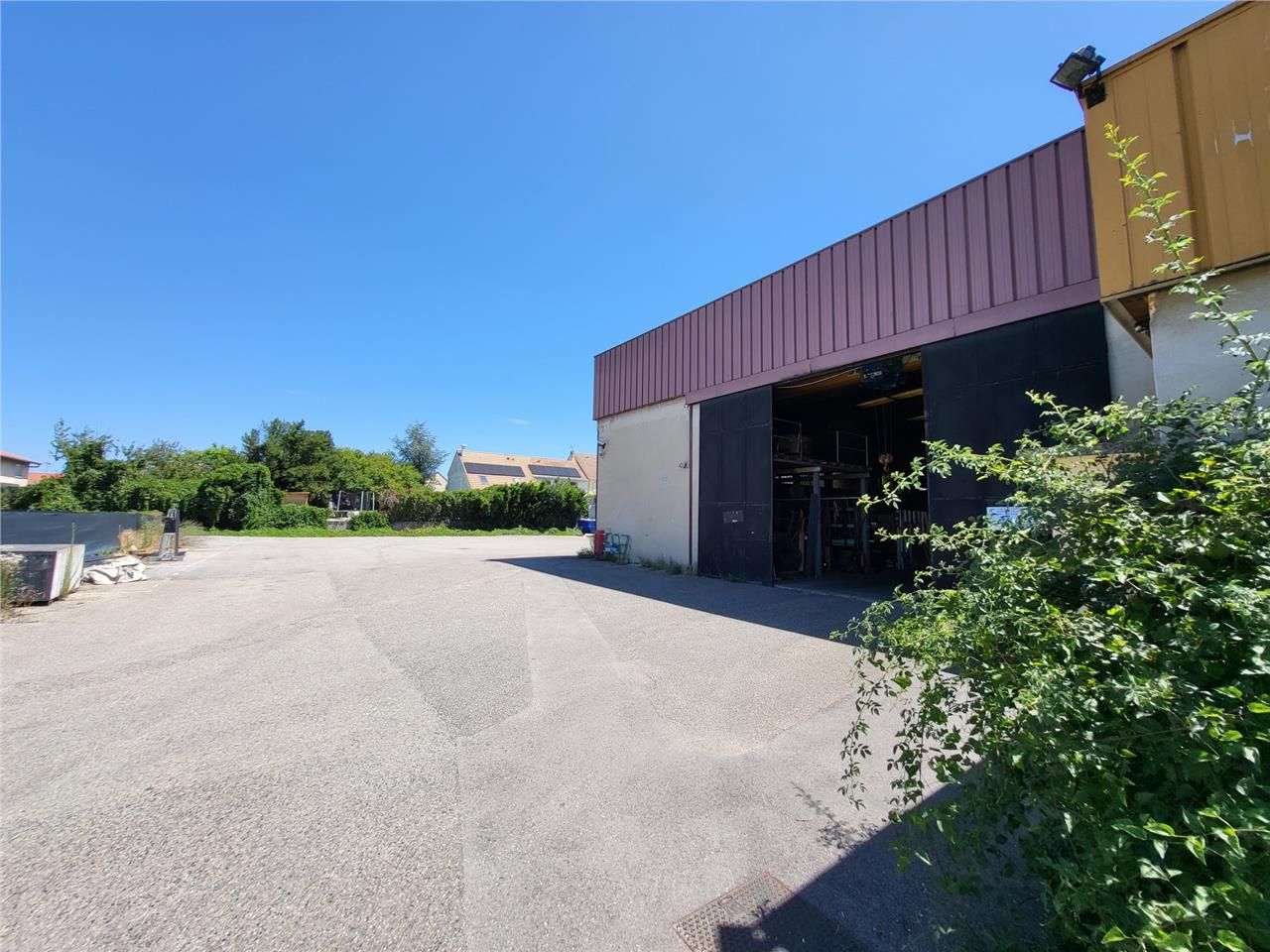 Location local 1920 m² à Décines-Charpieu