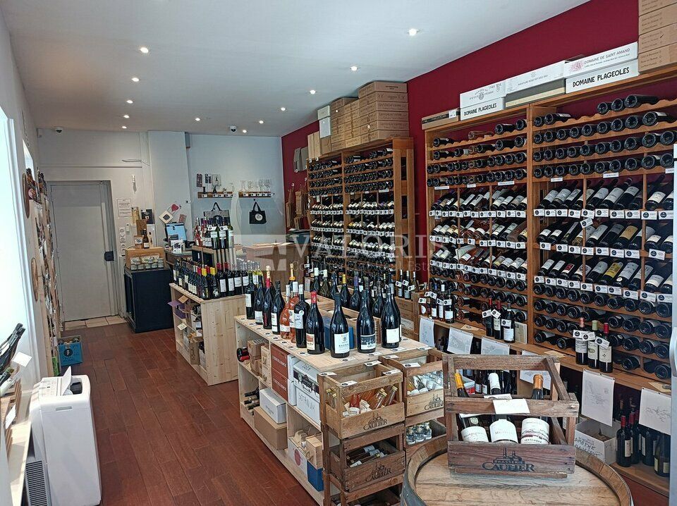 Valoris Real Estate vous propose une opportunité rare sur le centre ville, à deux pas du parking république, en location pure. Le local commercial est idéalement situé sur la rue Childebert, et permet d'exploiter facilement l'espace. 