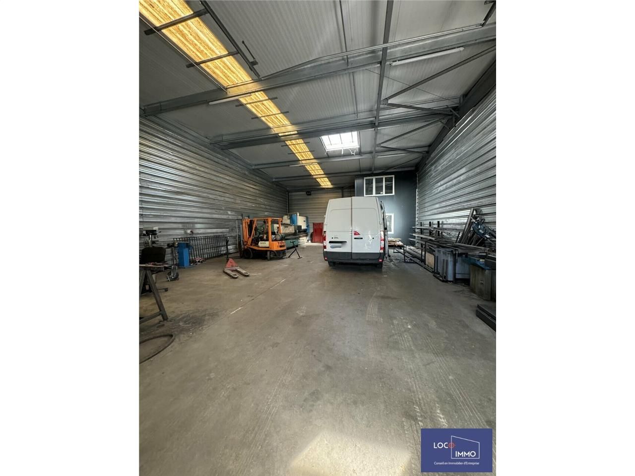 Location local d''activites 250 m² non divisibles