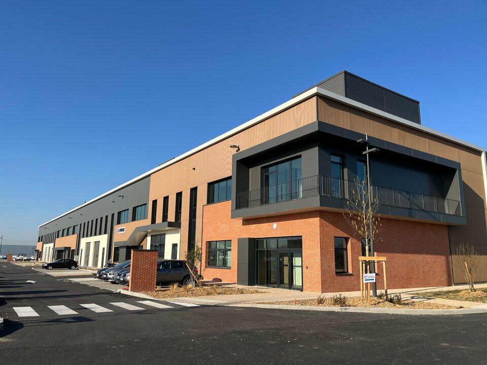 Location local d''activites 5012 m² divisibles à partir de 455 m²