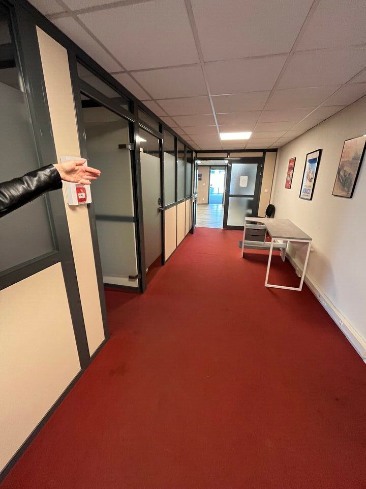 BREZET location 380m² BUREAUX (non PMR)  stationnements