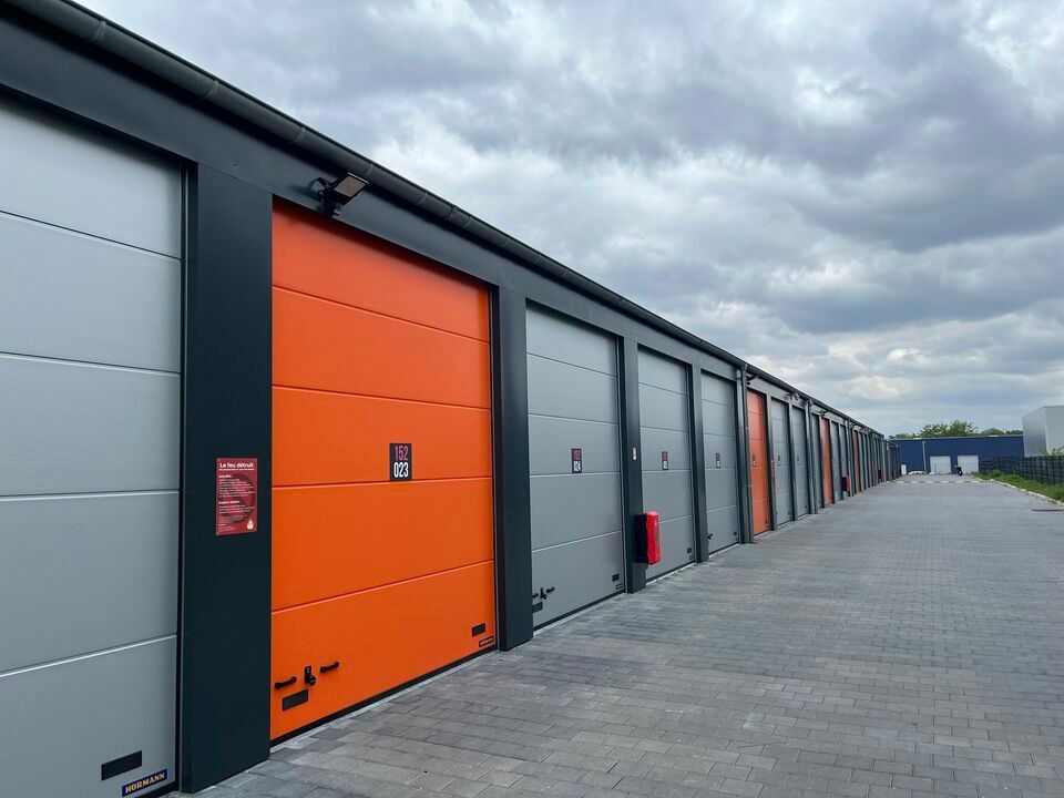 Location local d''activites 1834 m² divisibles à partir de 28 m²