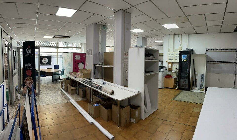 A VENDRE - LOCAUX COMMERCIAUX + STOCKAGE - PARKINGS EN SOUS-SOL - ENVIRON 1 800 M2 