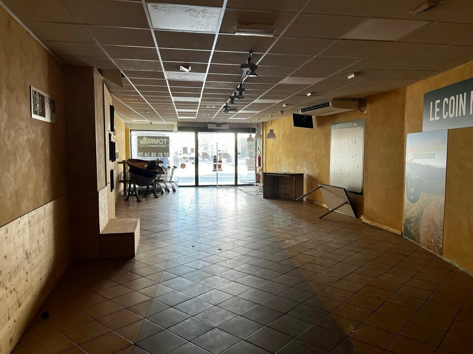 Valoris Real Estate vous propose un local commercial à vendre de 427 m² à Bourg en Bresse. 