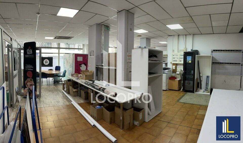 A LOUER - LOCAUX COMMERCIAUX + STOCKAGE - PARKINGS EN SOUS-SOL - ENVIRON 1 800 M2 