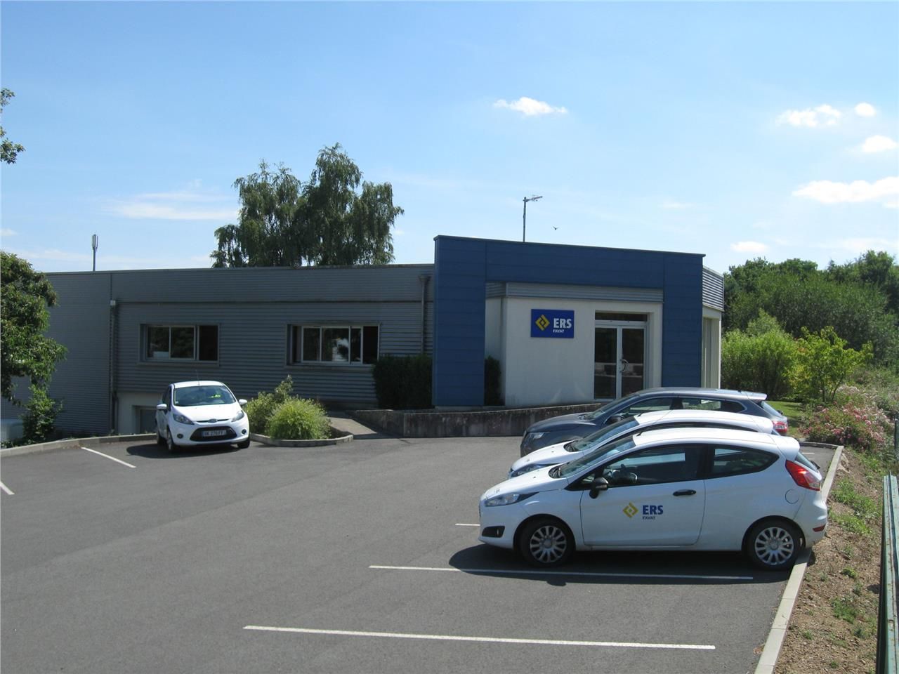 Location local 900 m² à Changé