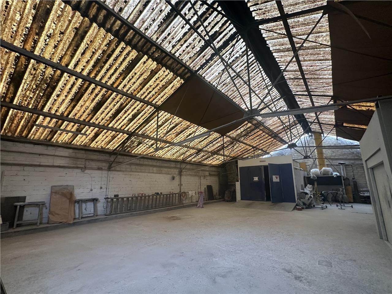 Location entrepôts 1056 m² non divisibles