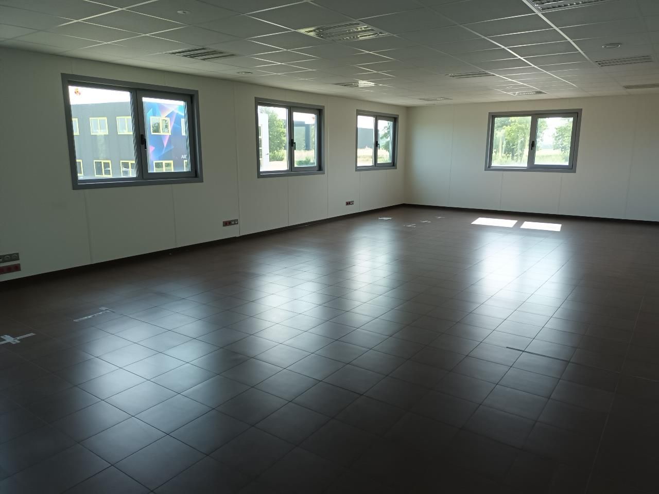 Bureaux récents au pied de l'A29.