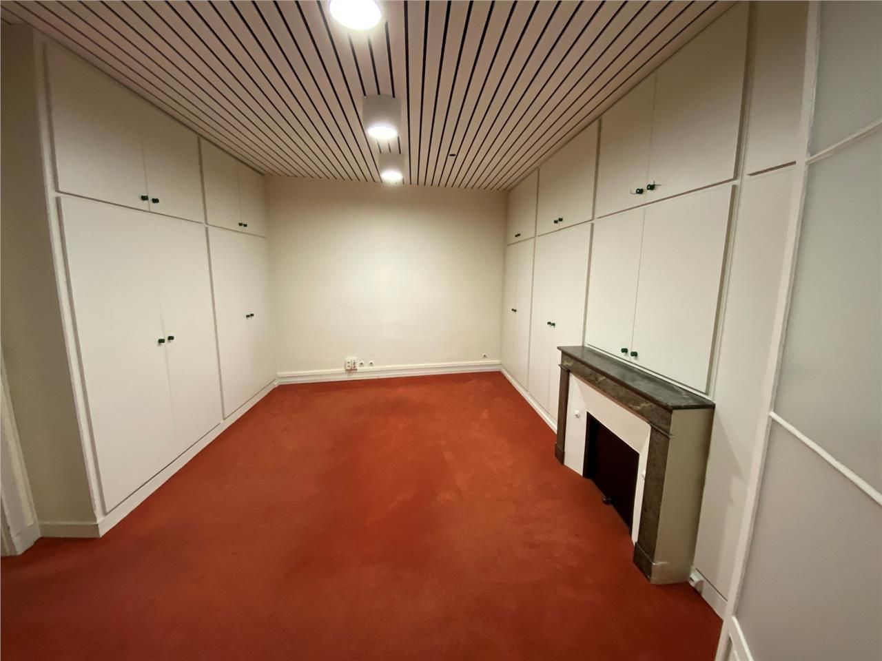 Office 140 m2 burgundy