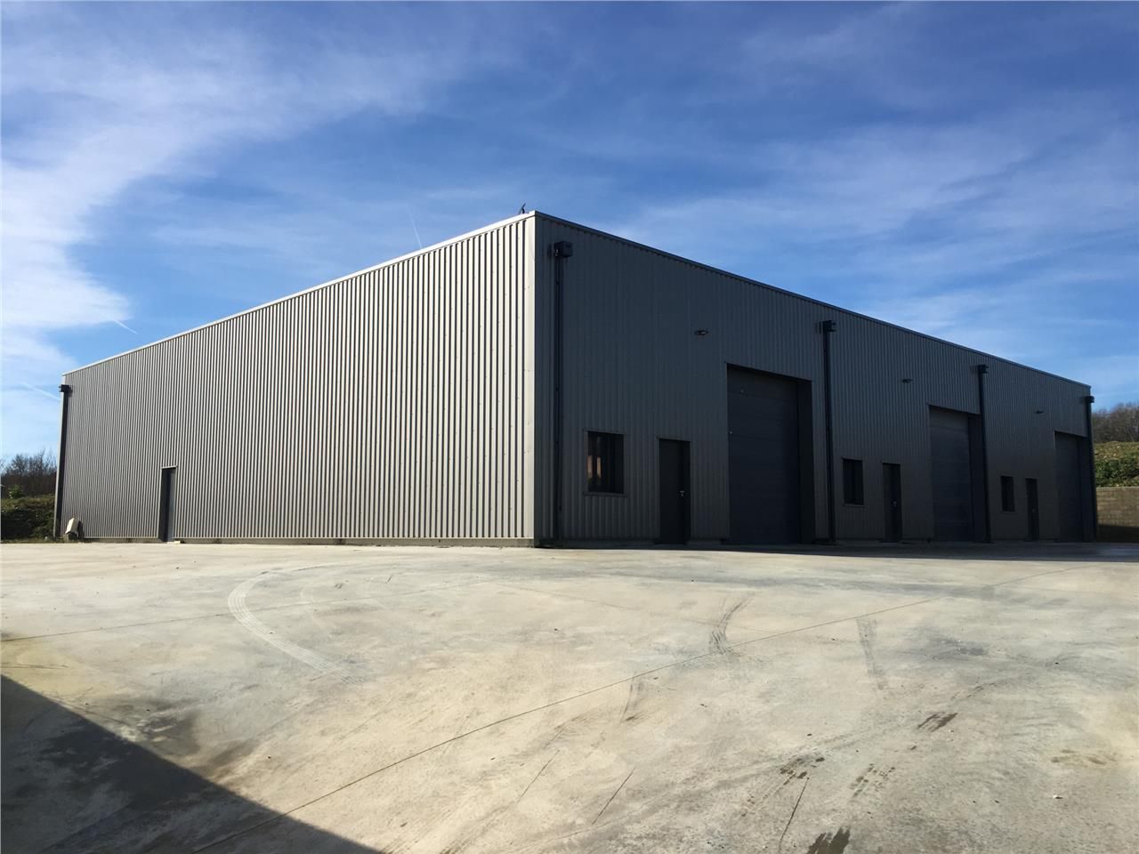 Location local 235 m² à Montussan