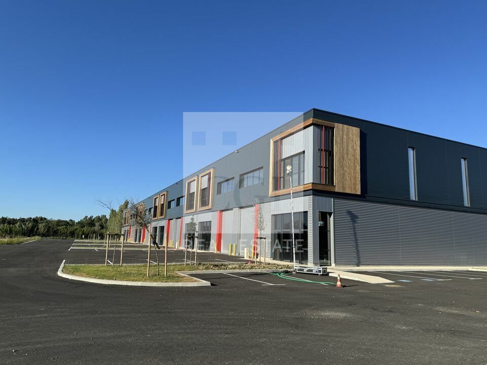 Location local d''activites 6853 m² divisibles à partir de 225 m²